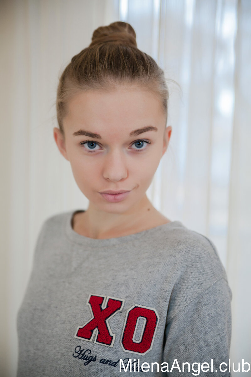 Эмилия, 22 года, 2 размер груди